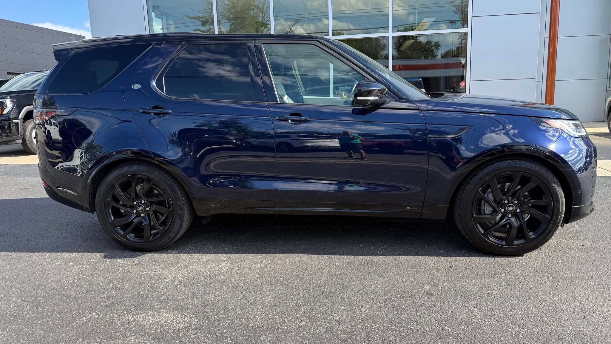 Used 2021 Land Rover Discovery S R-Dynamic AWD/4WD image 2