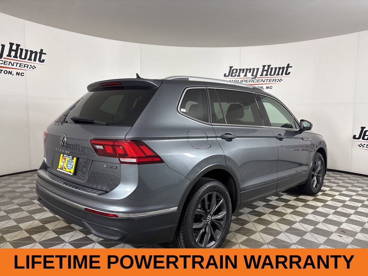Used 2022 Volkswagen Tiguan SE w/ Panoramic Sunroof Package image 5