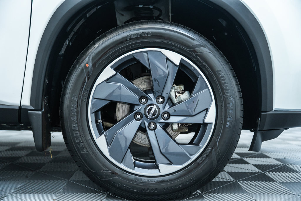 Used 2025 Nissan Rogue SV AWD/4WD image 18