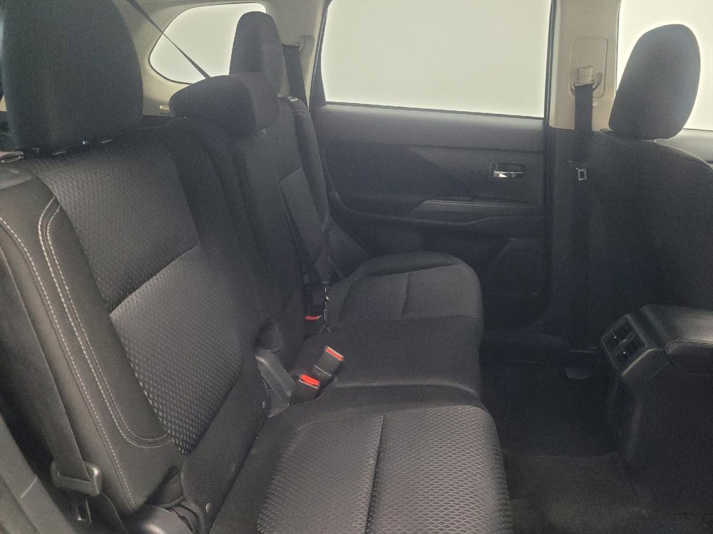 Used 2019 Mitsubishi Outlander SE image 19