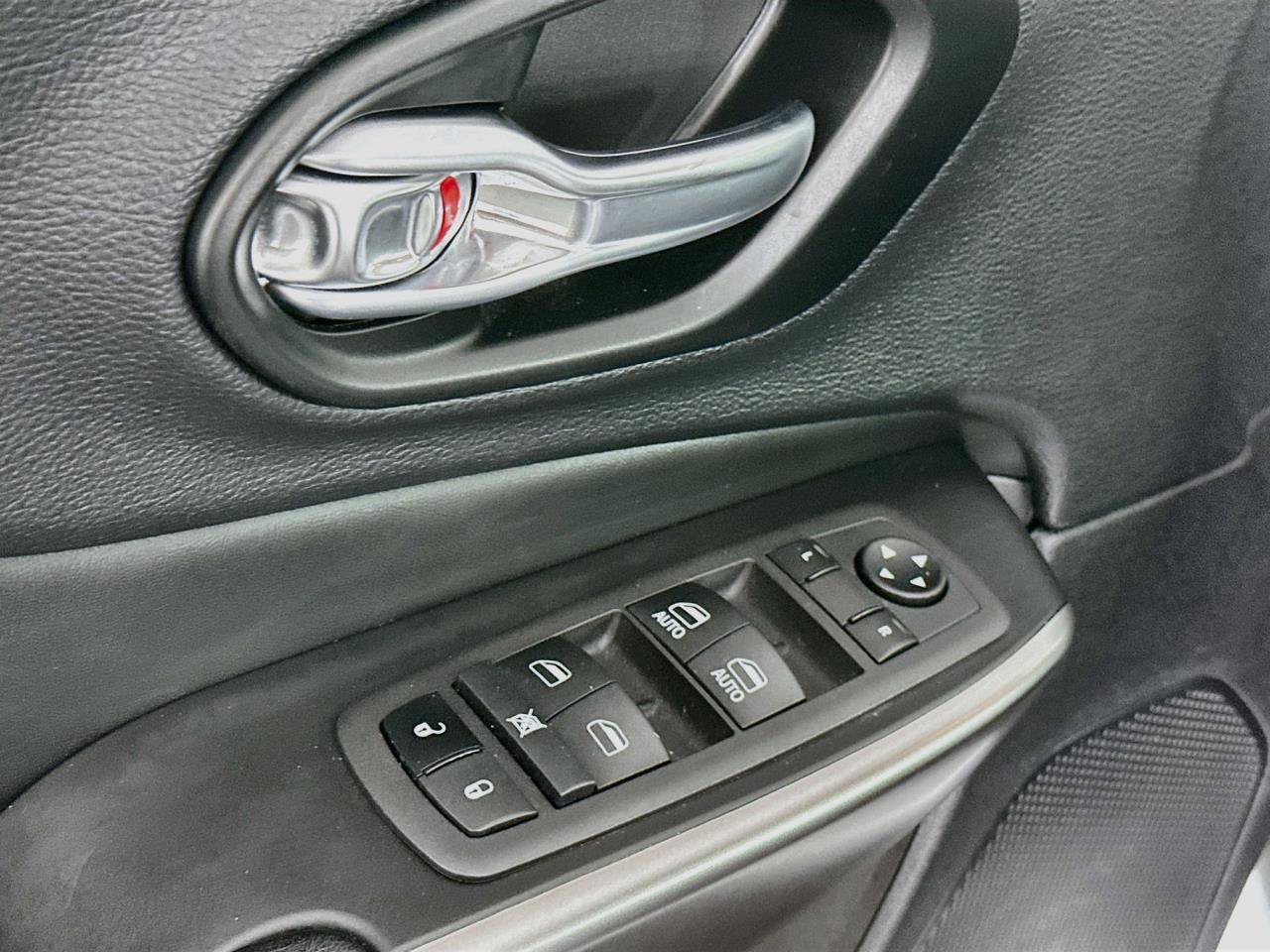 Used 2022 Jeep Cherokee Latitude Lux AWD/4WD image 15