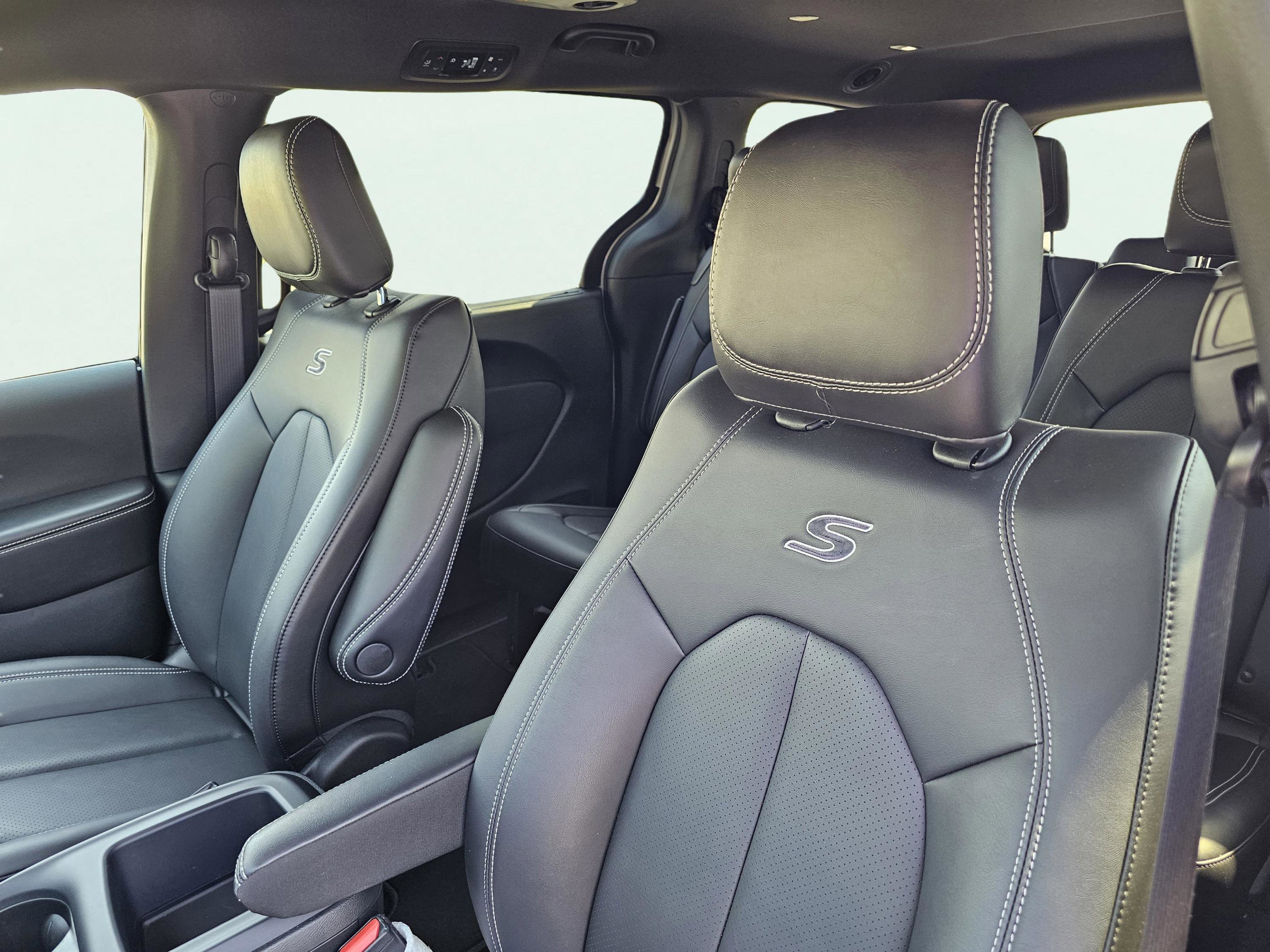 New 2026 Chrysler Pacifica Select w/ S Appearance Package image 18