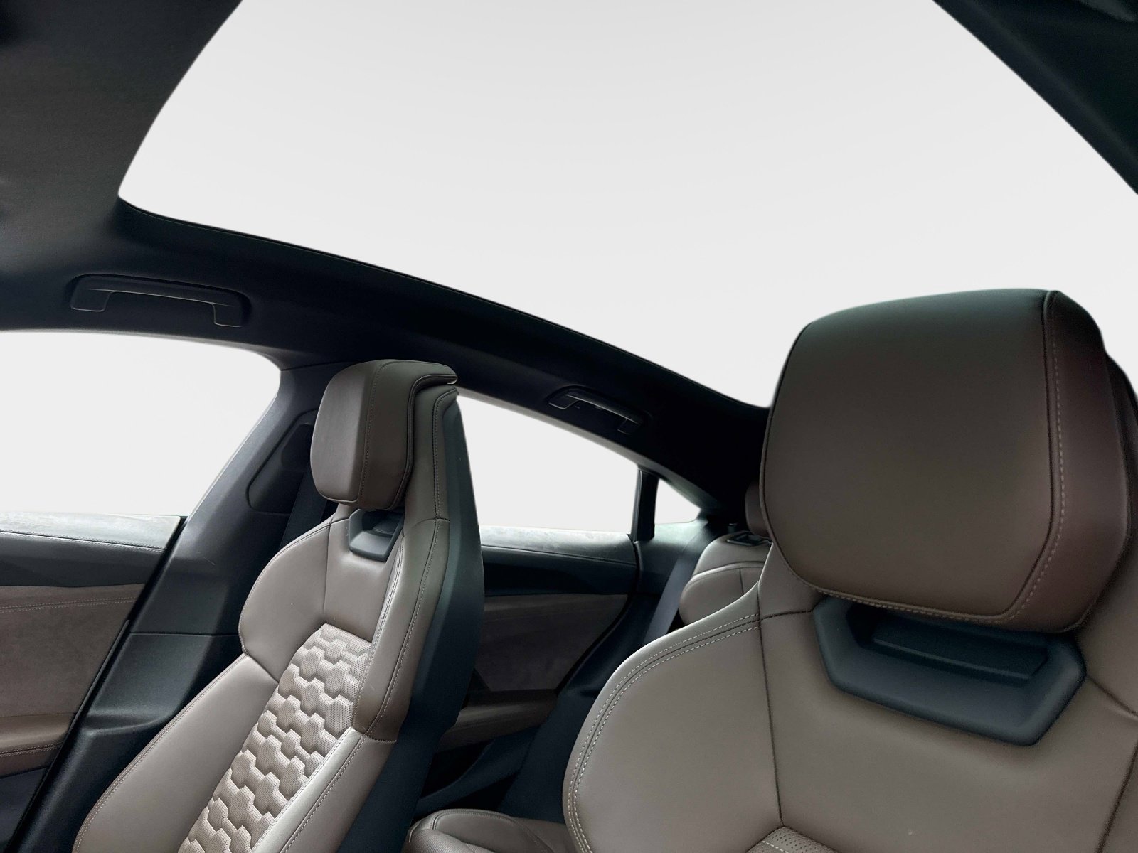 Used 2023 Audi e-tron GT Prestige image 23