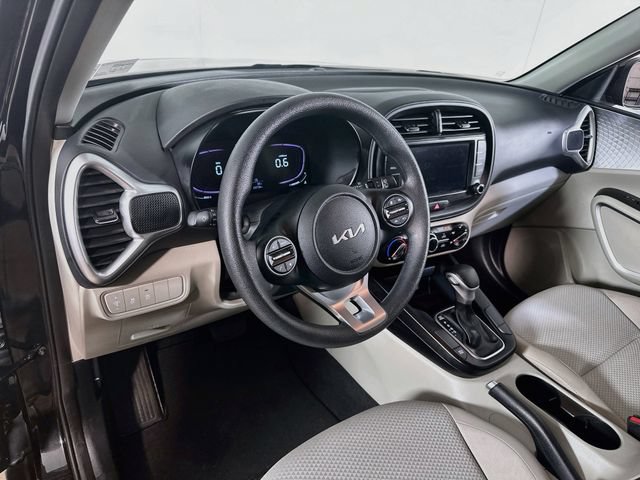 Used 2023 Kia Soul LX w/ LX Technology Package FWD image 16