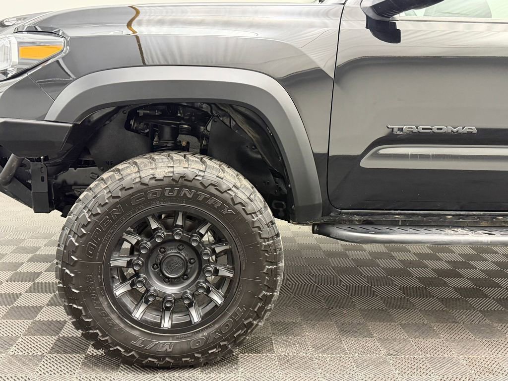 Used 2023 Toyota Tacoma TRD Off-Road w/ Technology Package AWD/4WD image 10