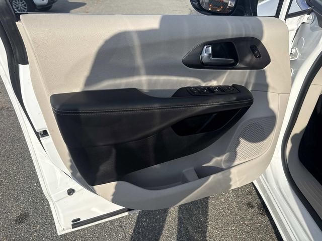 Used 2024 Chrysler Pacifica Touring-L image 19