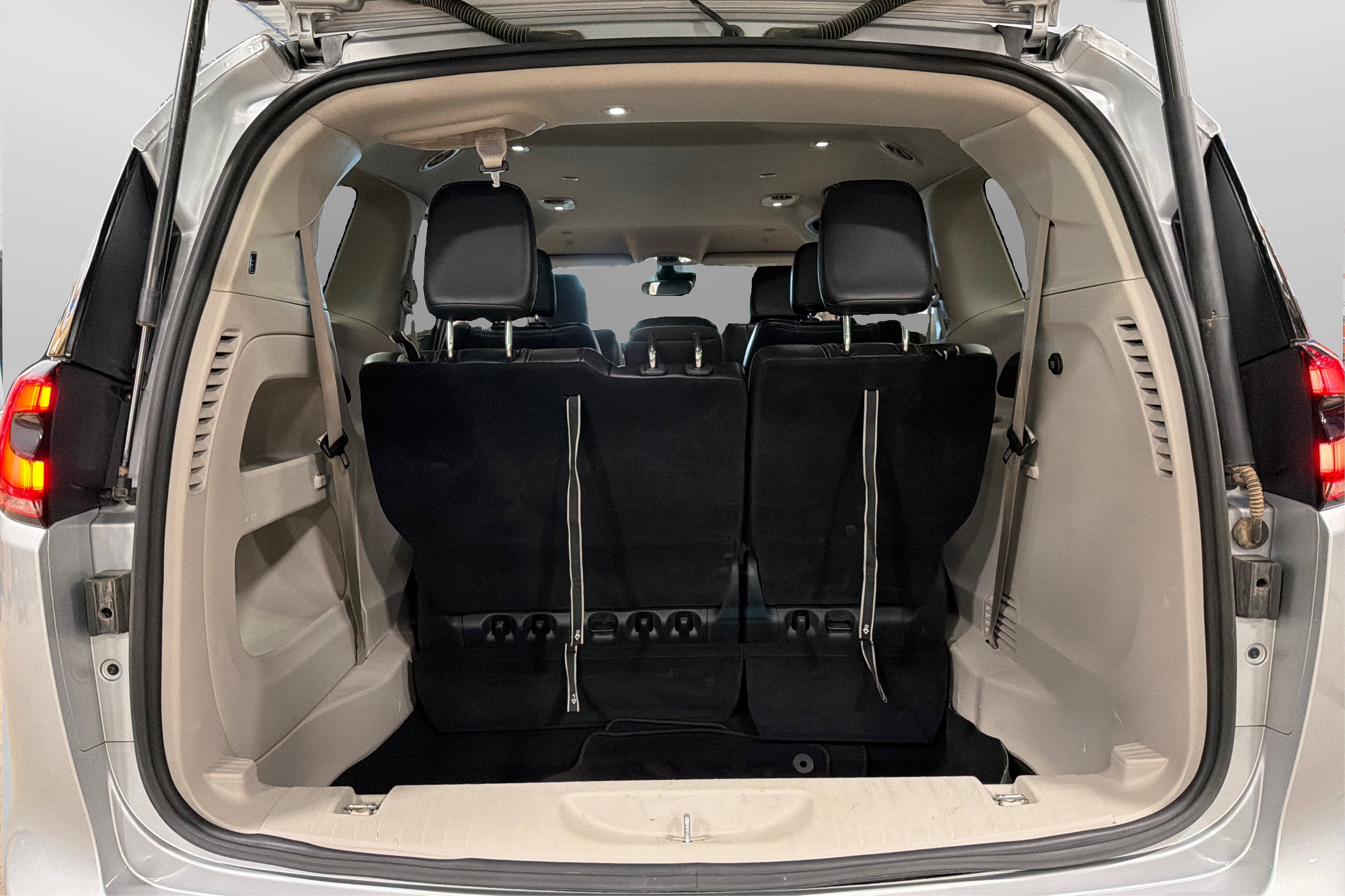 Used 2024 Chrysler Pacifica Touring-L FWD image 46