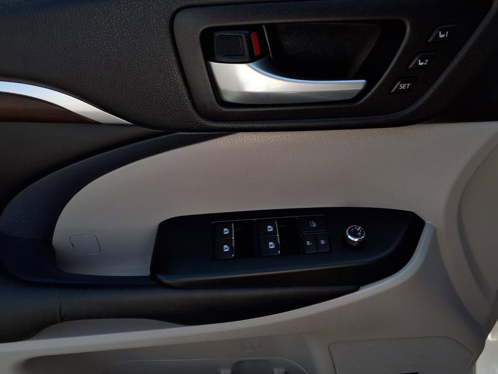 Used 2016 Toyota Highlander Limited w/ Driver Technology Package FWD image 19