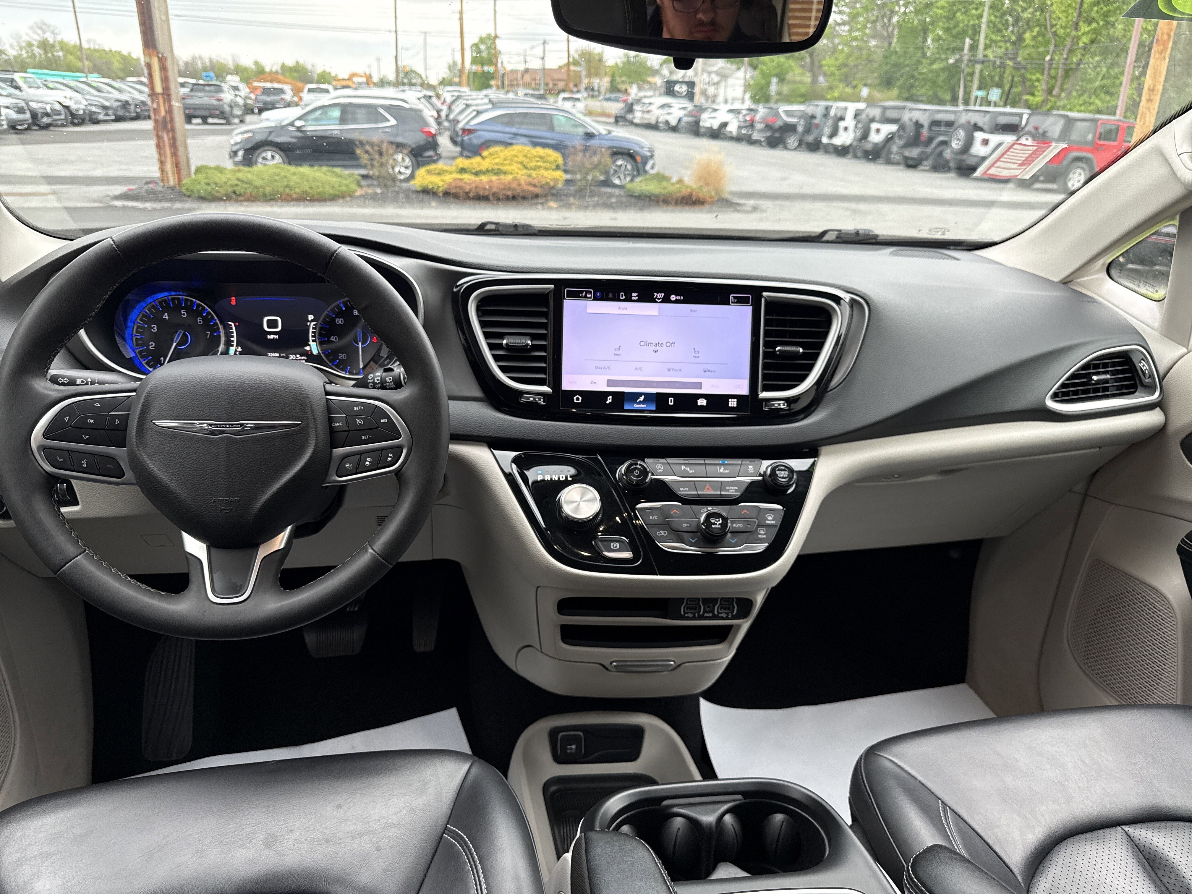 Used 2023 Chrysler Pacifica Touring-L FWD image 14