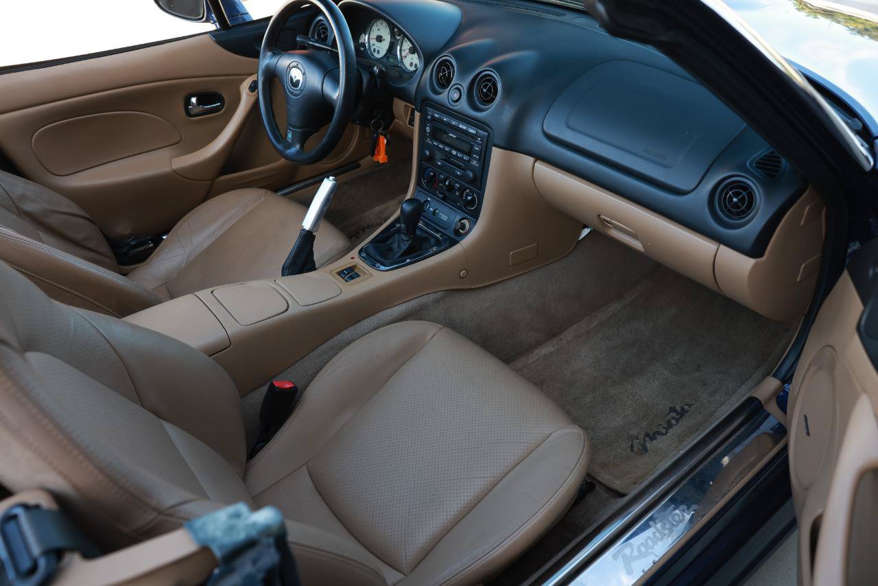 Used 2002 MAZDA MX-5 Miata RWD image 8