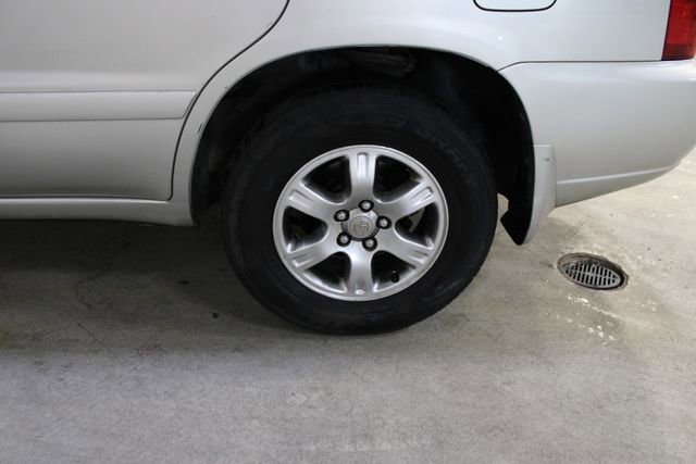 Used 2005 Toyota Highlander 4WD V6 w/ 3rd Row image 32