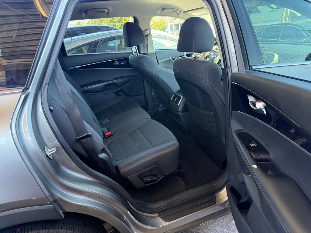 Used 2019 Kia Sorento FWD V6 image 10