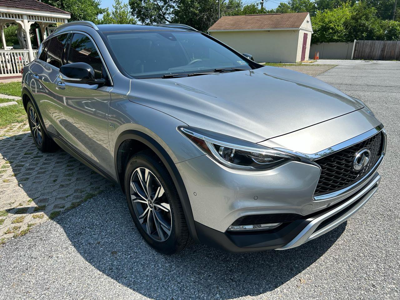 Used 2018 INFINITI QX30 Premium w/ Navigation Package AWD/4WD image 3