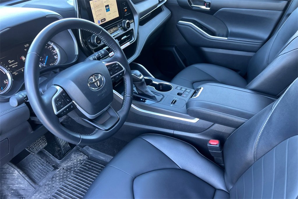 Certified 2025 Toyota Highlander XLE image 12