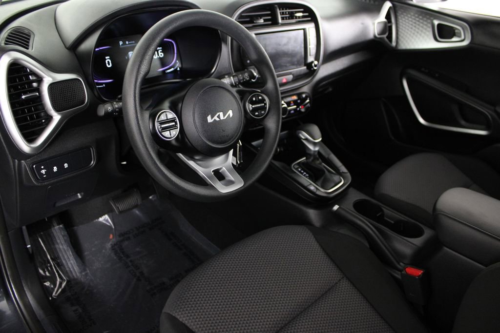 Used 2025 Kia Soul LX image 18