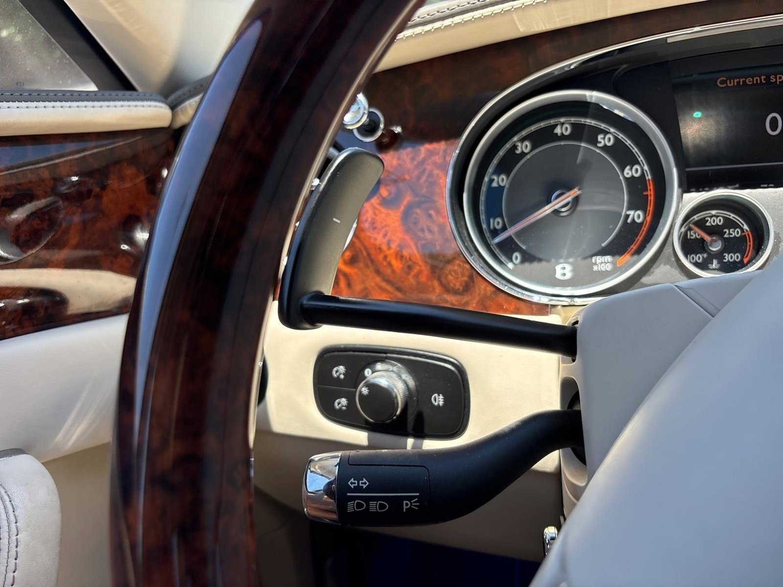 Used 2014 Bentley Flying Spur W12 image 24