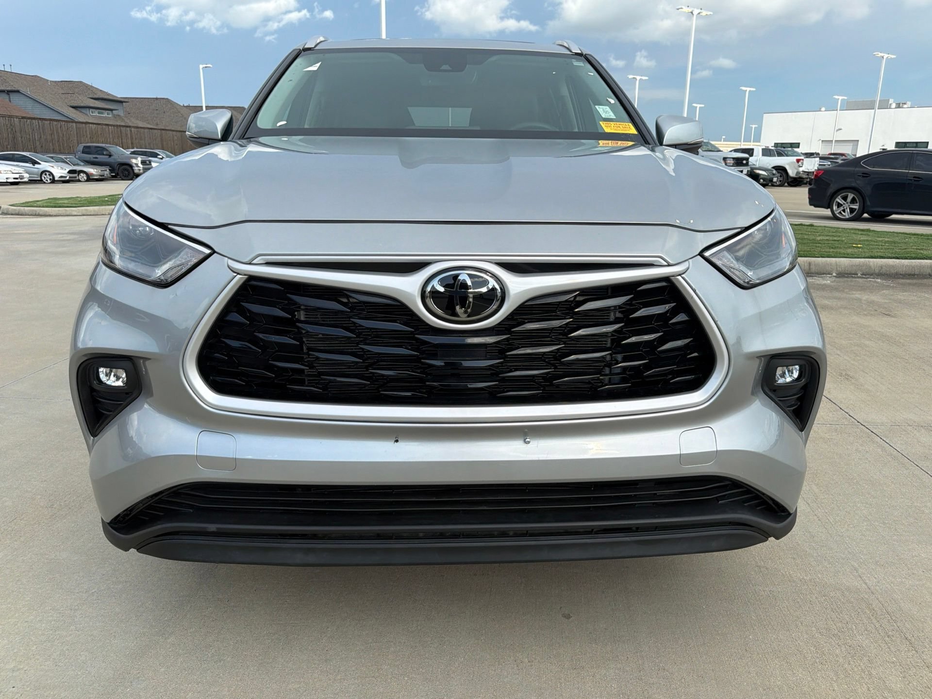 Used 2025 Toyota Highlander XLE FWD image 8