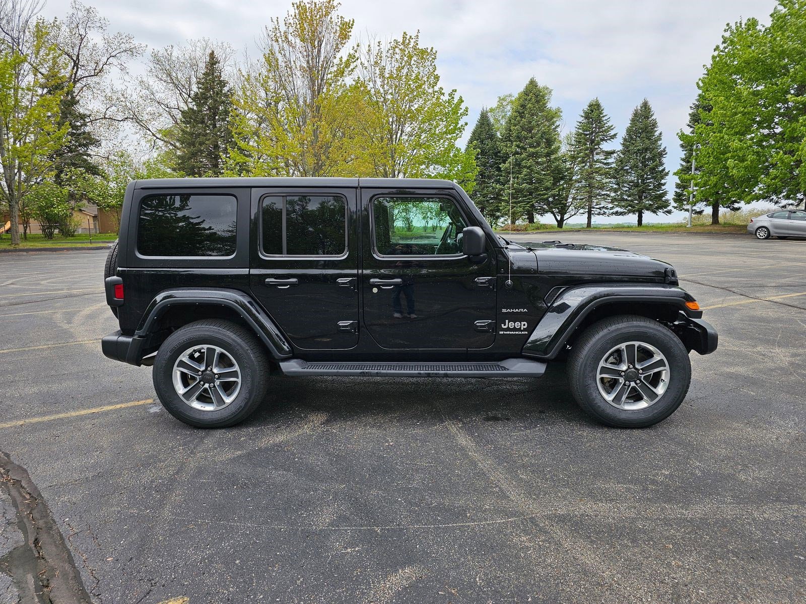 Used 2023 Jeep Wrangler Unlimited Sahara w/ Cold Weather Group AWD/4WD image 7