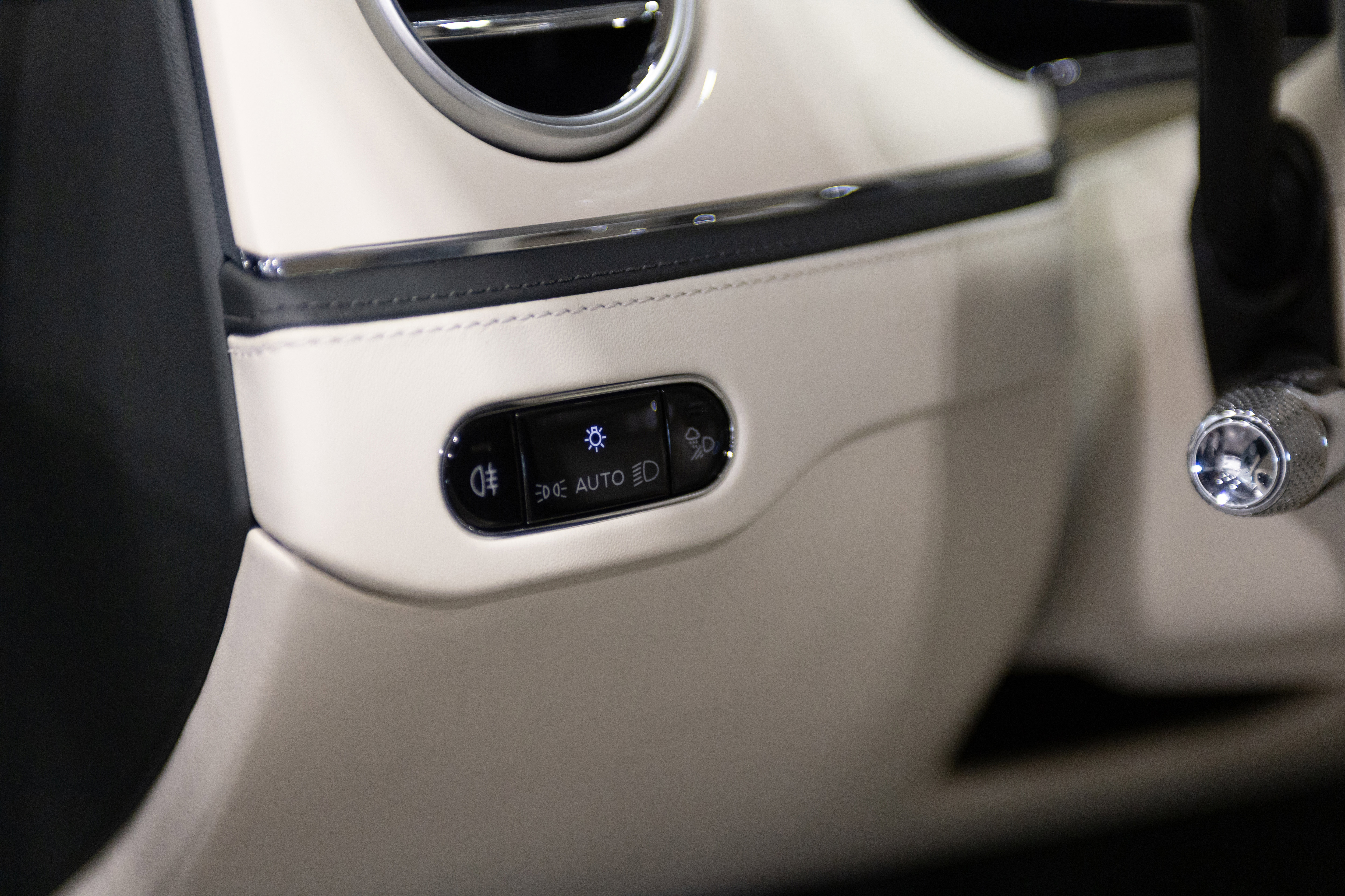 Used 2023 Bentley Flying Spur Plug-In Hybrid AWD/4WD image 16