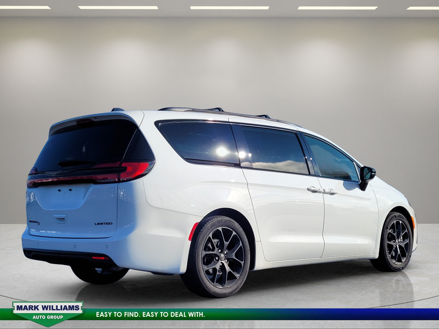 Used 2025 Chrysler Pacifica Limited FWD image 4