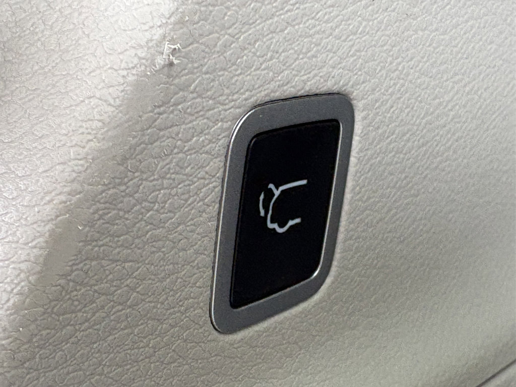 Used 2024 Chrysler Pacifica Touring-L image 16