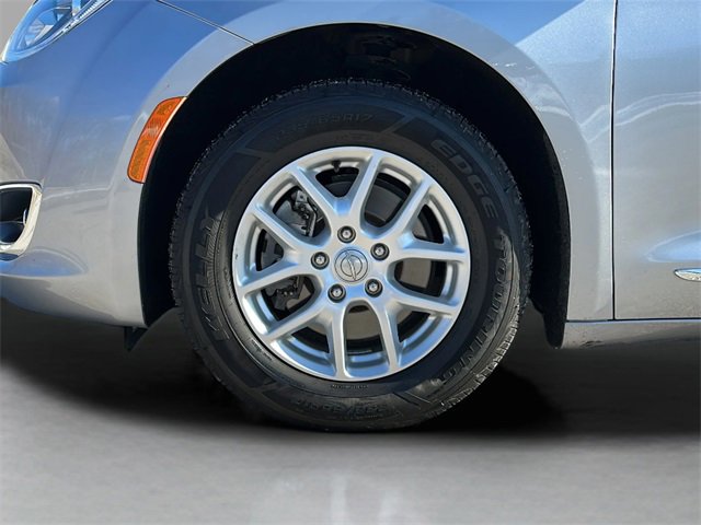 Used 2020 Chrysler Pacifica Touring-L image 4