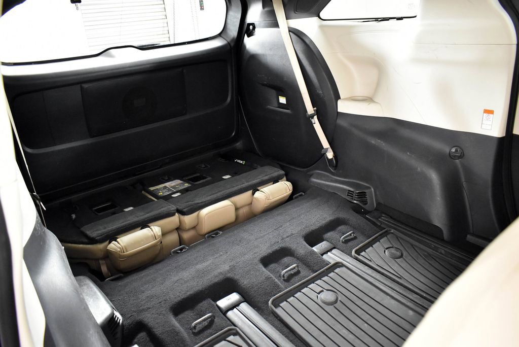 Used 2021 Toyota Sienna Limited image 27