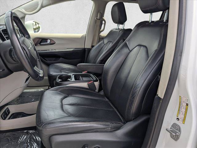 Used 2018 Chrysler Pacifica Touring-L FWD image 15