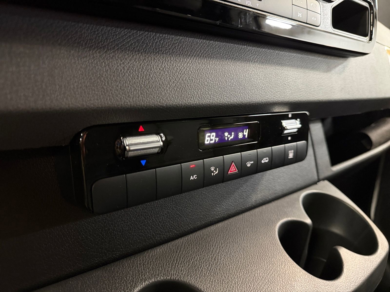 Used 2024 Mercedes-Benz eSprinter 170 Cargo image 34