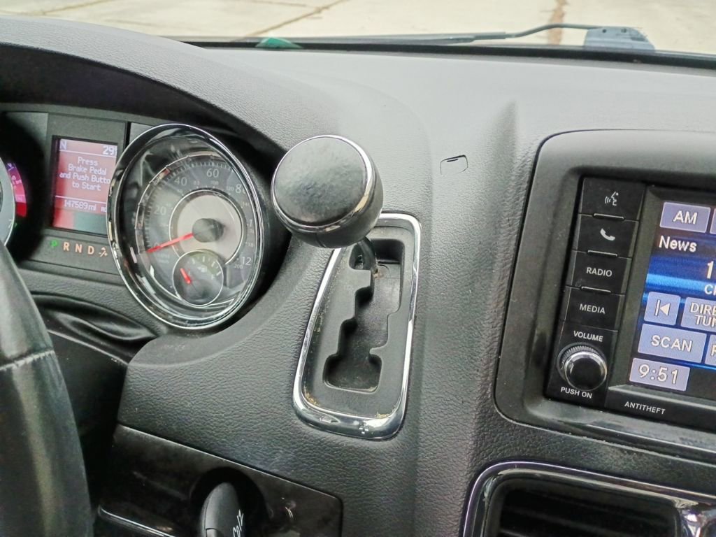 Used 2015 Chrysler Town & Country Touring w/ Driver Convenience Group image 31