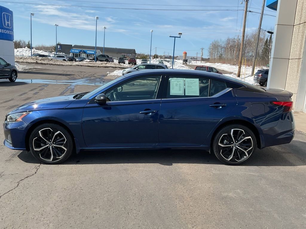 Used 2023 Nissan Altima 2.5 SR w/ SR Premium Package AWD/4WD image 8