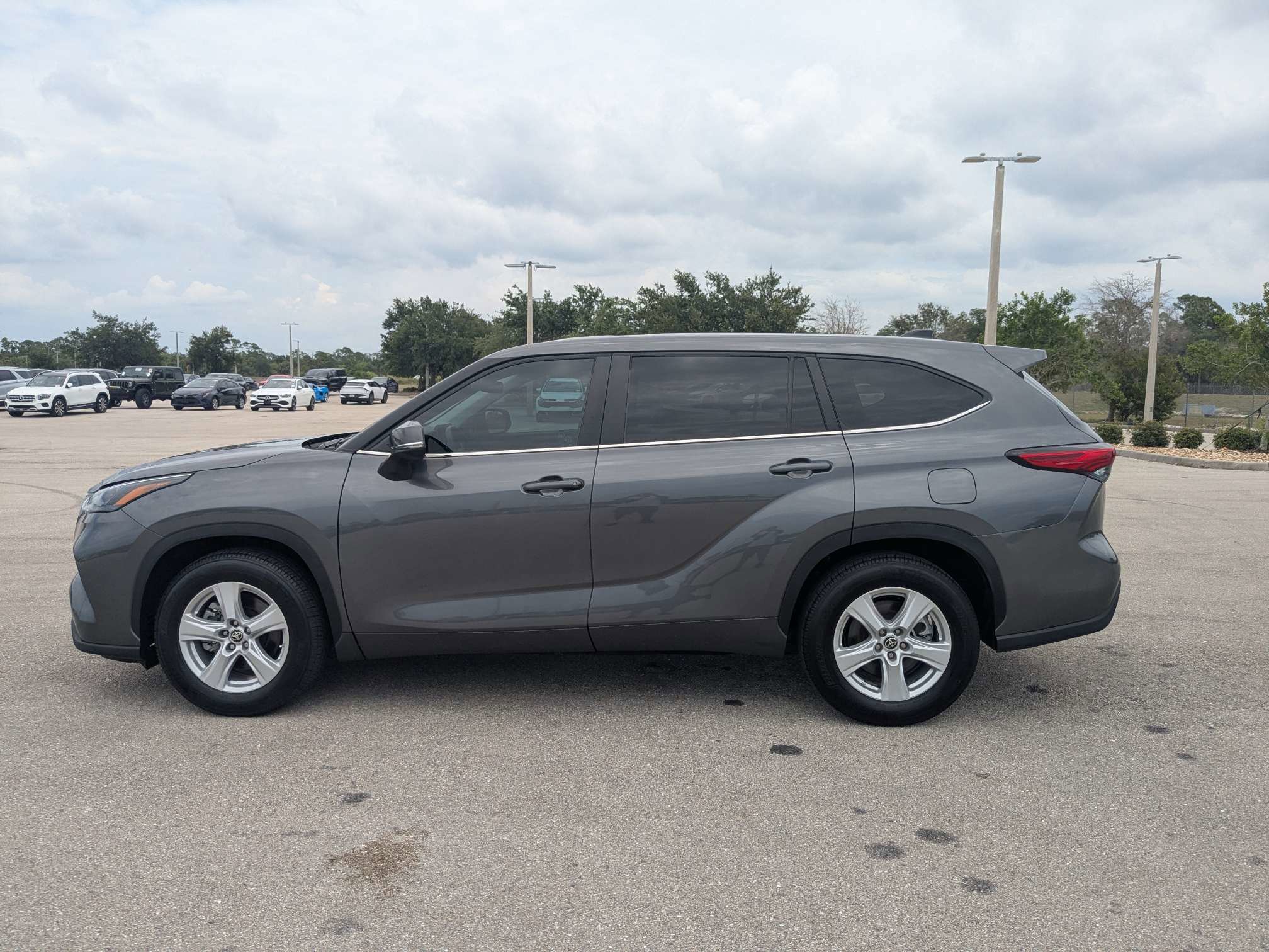 Used 2023 Toyota Highlander LE FWD image 7