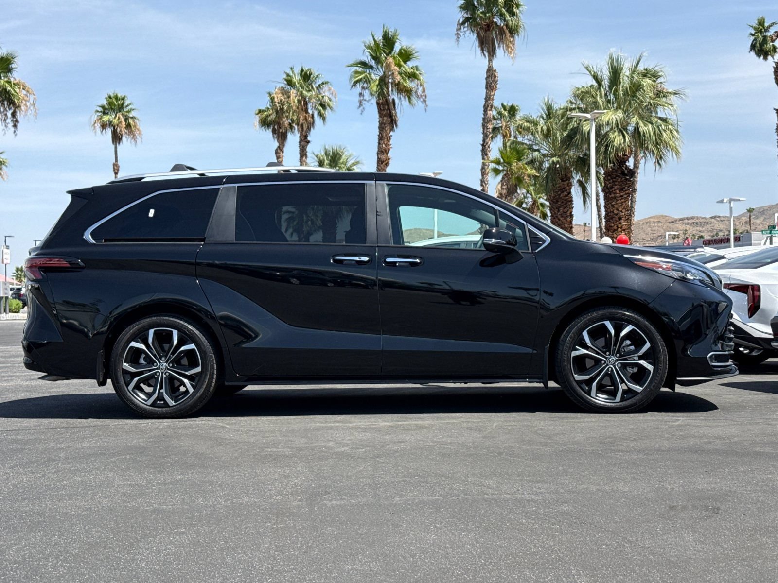 Used 2025 Toyota Sienna Platinum FWD video 2