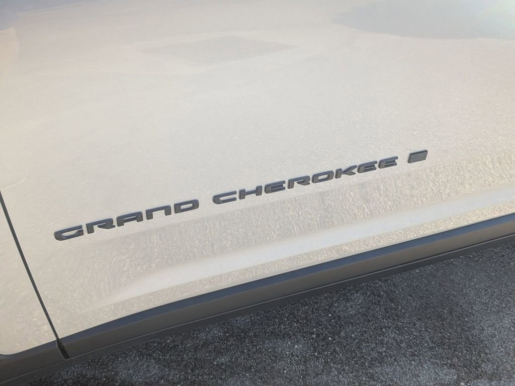 New 2025 Jeep Grand Cherokee Limited w/ Black Appearance Package image 10