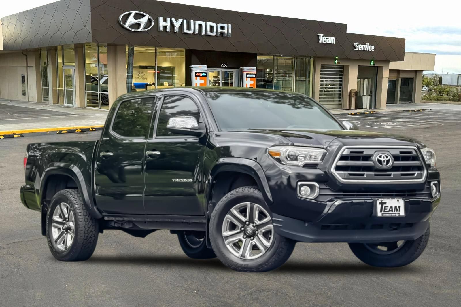 Used 2017 Toyota Tacoma Limited AWD/4WD image 2