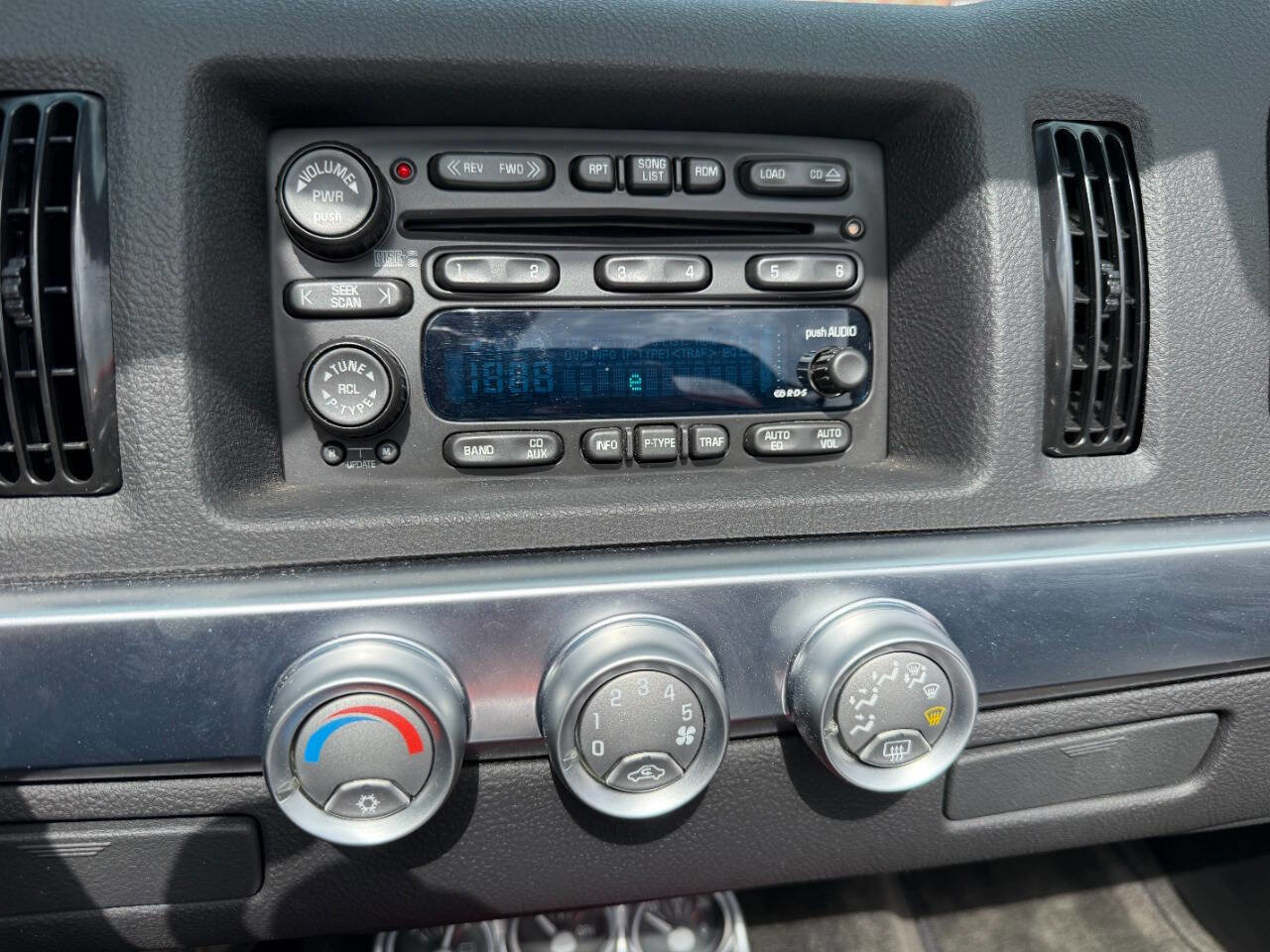 Used 2004 Chevrolet SSR w/ Preferred Equipment Group RWD image 26