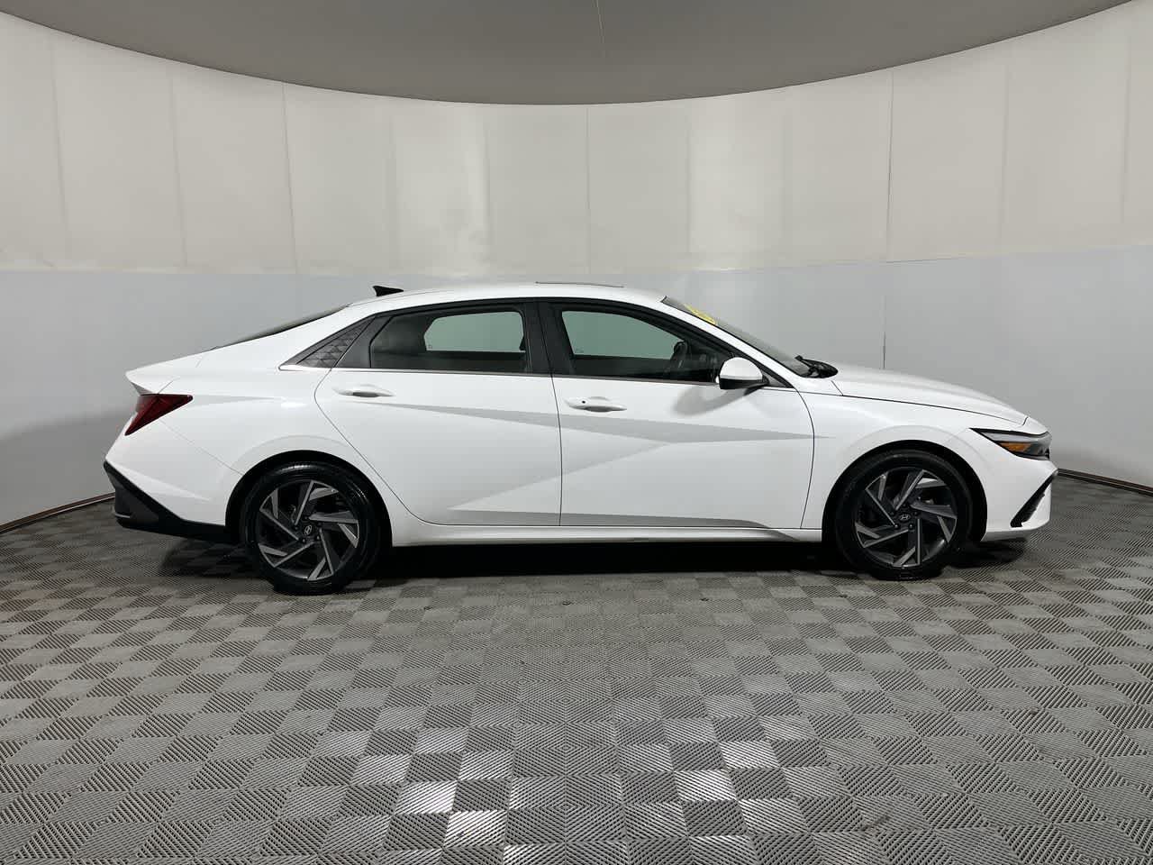 Used 2025 Hyundai Elantra SEL FWD image 9