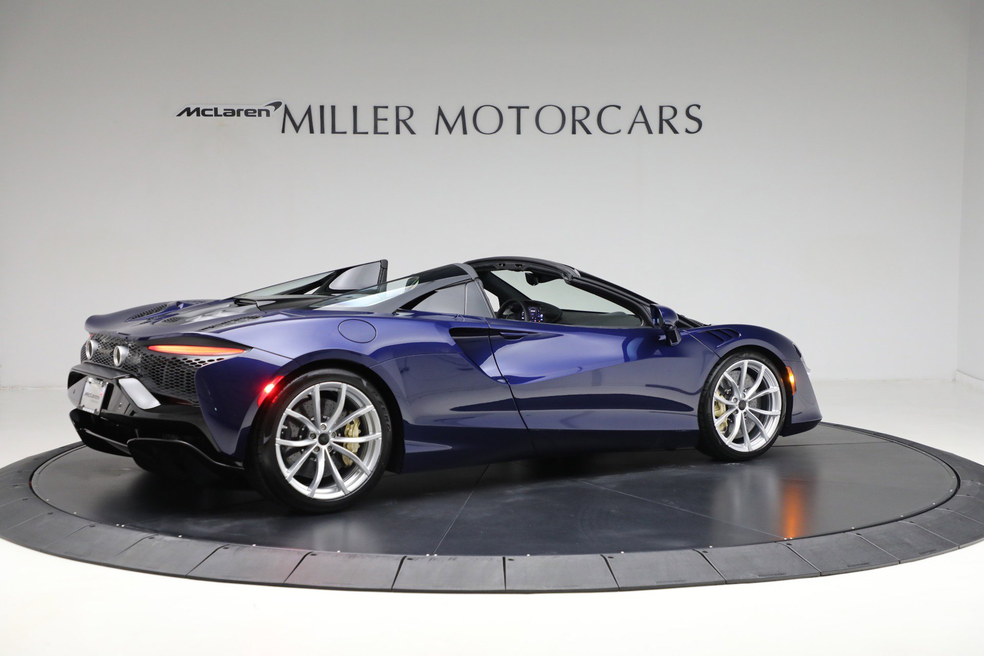 New 2025 McLaren Artura TechLux image 8