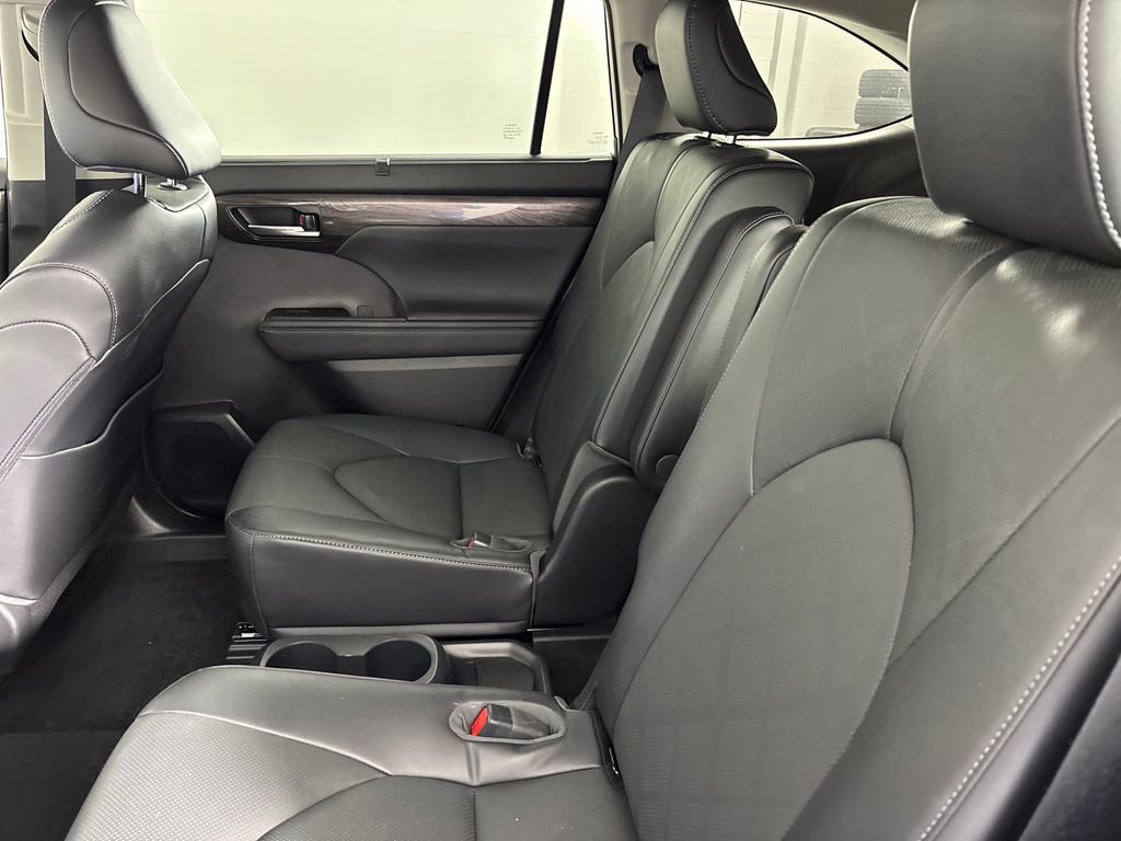 Used 2023 Toyota Highlander Platinum image 30
