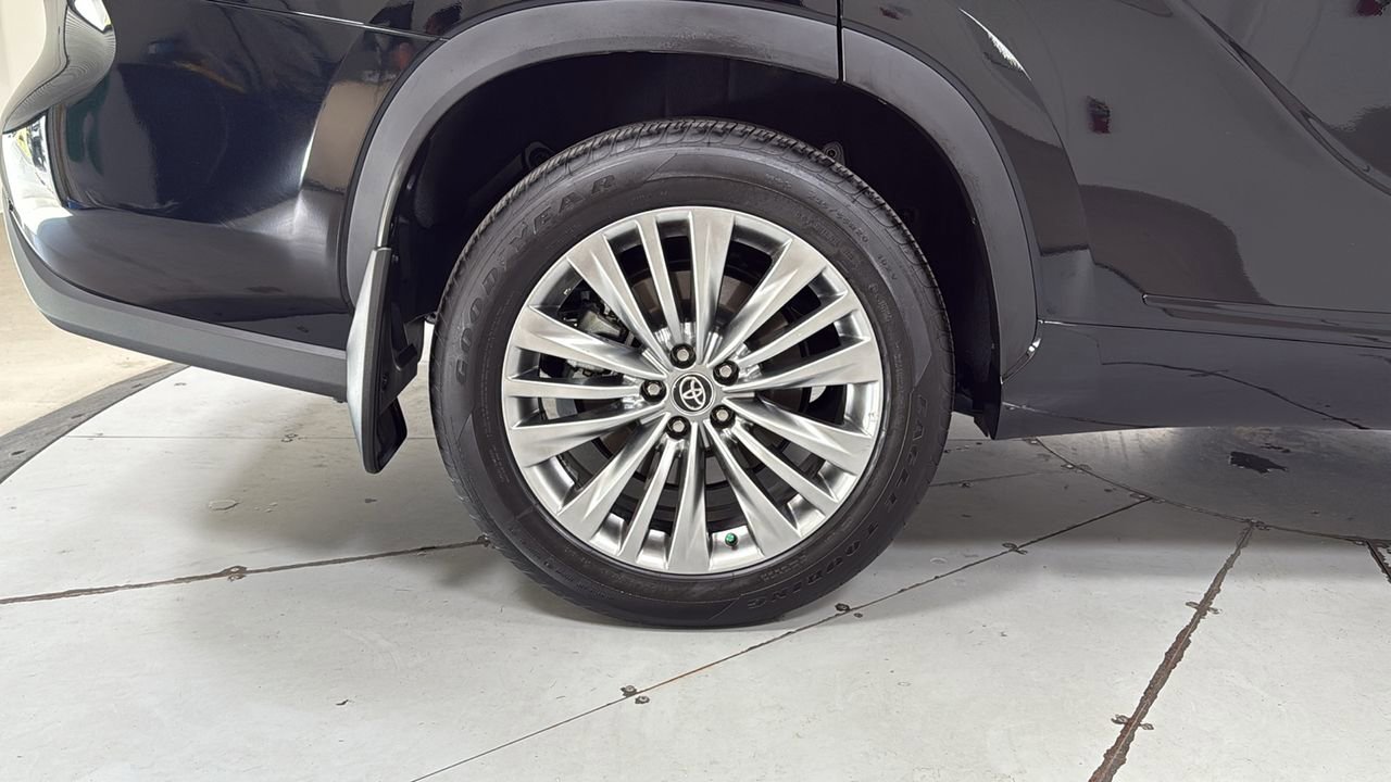 Certified 2026 Toyota Highlander Platinum image 23