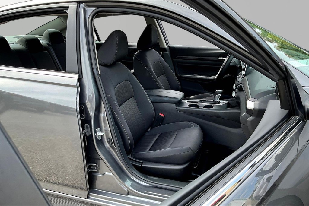 Used 2025 Nissan Altima 2.5 SV FWD image 28