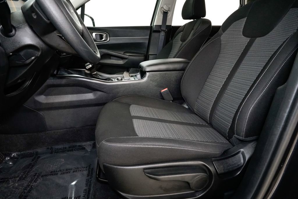 Certified 2025 Kia Sorento LX image 10