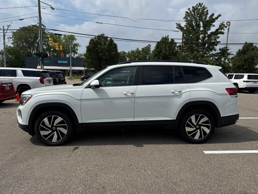 Used 2025 Volkswagen Atlas SE AWD/4WD image 2