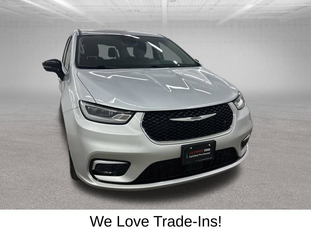 Used 2024 Chrysler Pacifica Touring-L FWD image 3