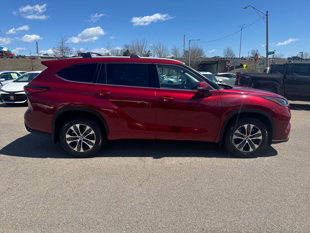 Used 2022 Toyota Highlander XLE AWD/4WD image 10