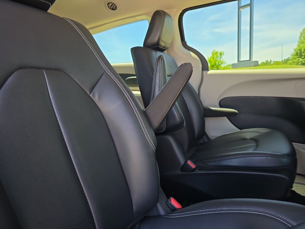 Used 2024 Chrysler Pacifica Limited FWD image 15