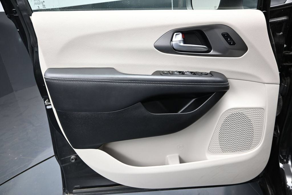 Used 2023 Chrysler Pacifica Touring-L FWD image 20