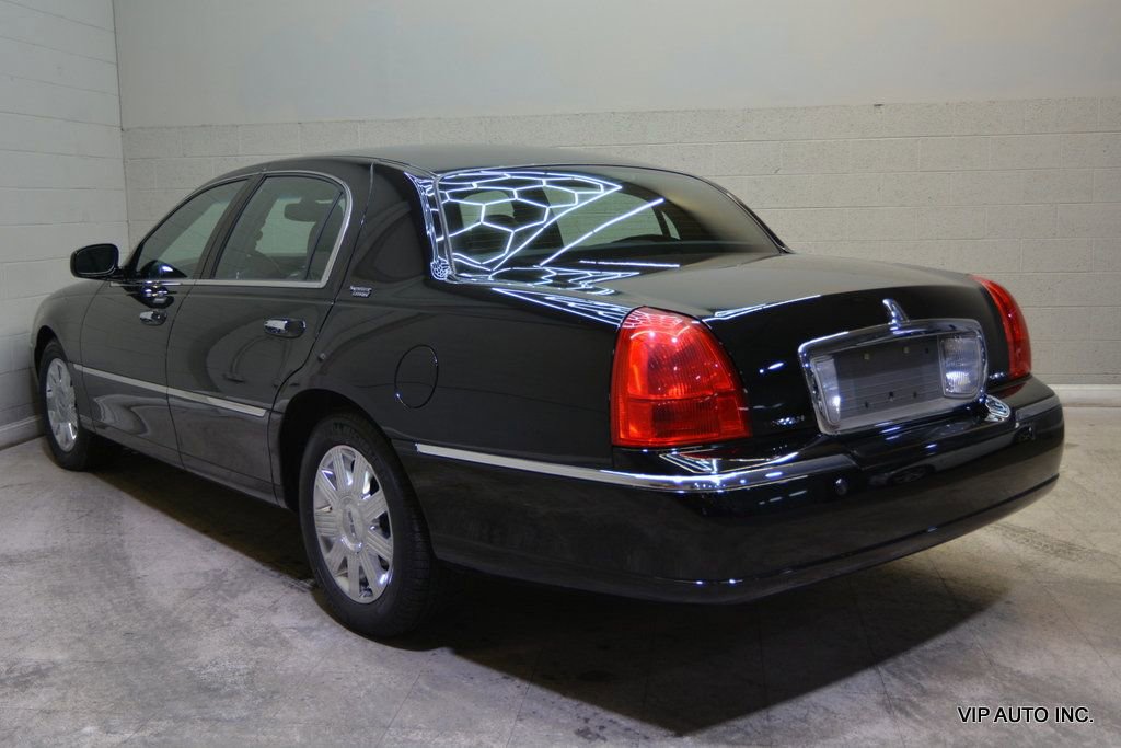 Used 2005 Lincoln Town Car Signature Limited image 3