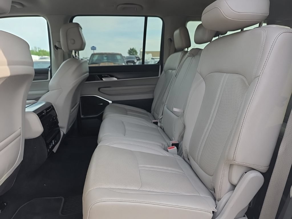 Used 2024 Jeep Wagoneer L Series II w/ Flexible Seating Group AWD/4WD image 10