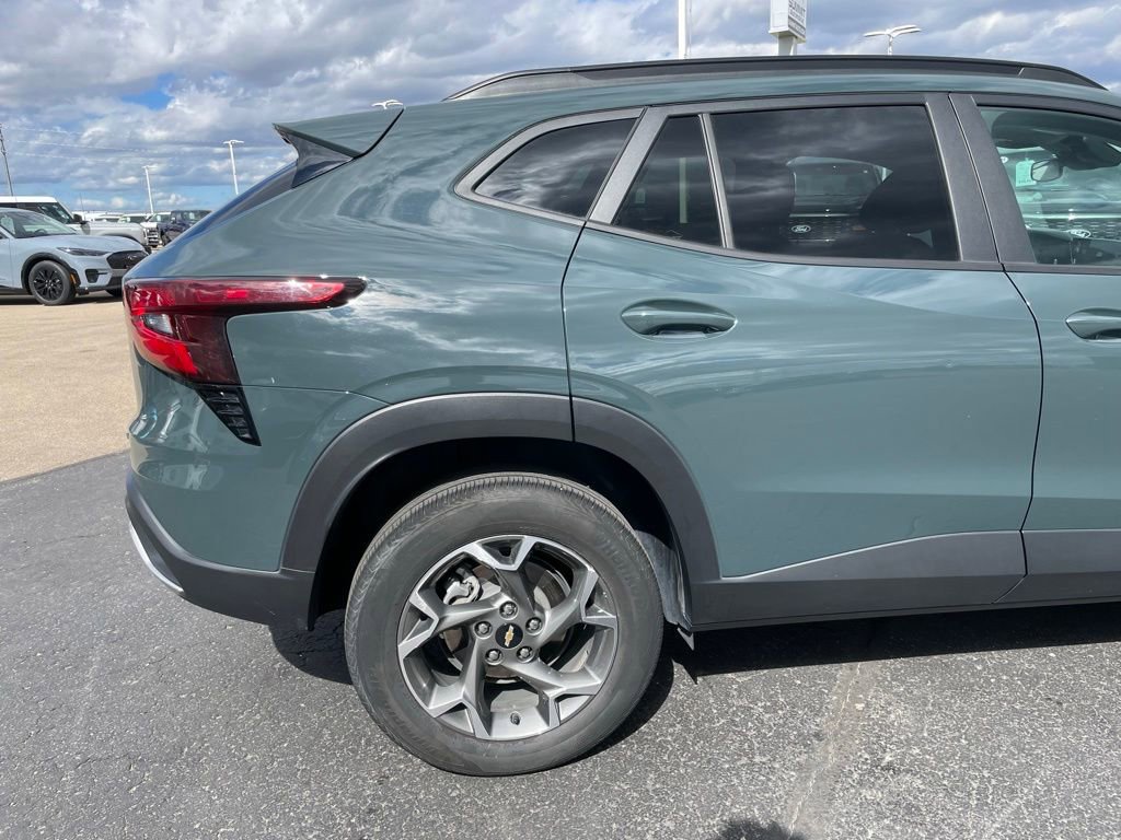 Used 2025 Chevrolet Trax LT FWD image 26